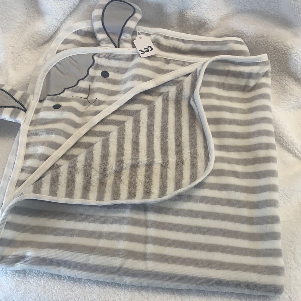 NWOT NORDSTROM HOODED TOWEL